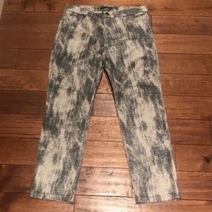 Fabulous gray beige with a sprinkle of silver pants/jeans.